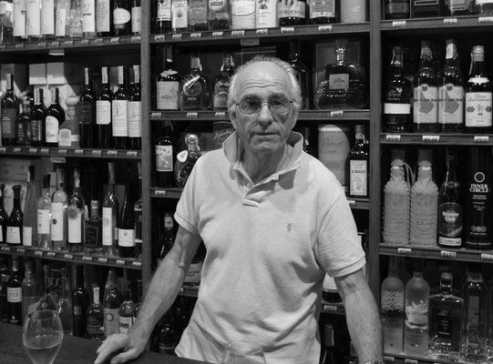 Signiore Lenzi in seinem Element - klicke auf's Bild und gehe zur site der Enoteca